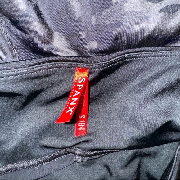 Spanx Faux Leather Camo Leggings size large sculpting tummy control shap… - Picture 4 of 6